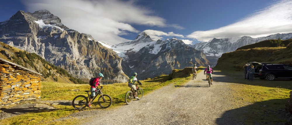 Faire du vélo dans les Alpes françaises